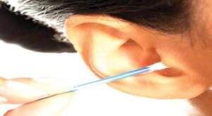 11747 cleaning ears ith buds