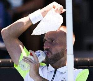 8547 extreme heat halts australian open for hours