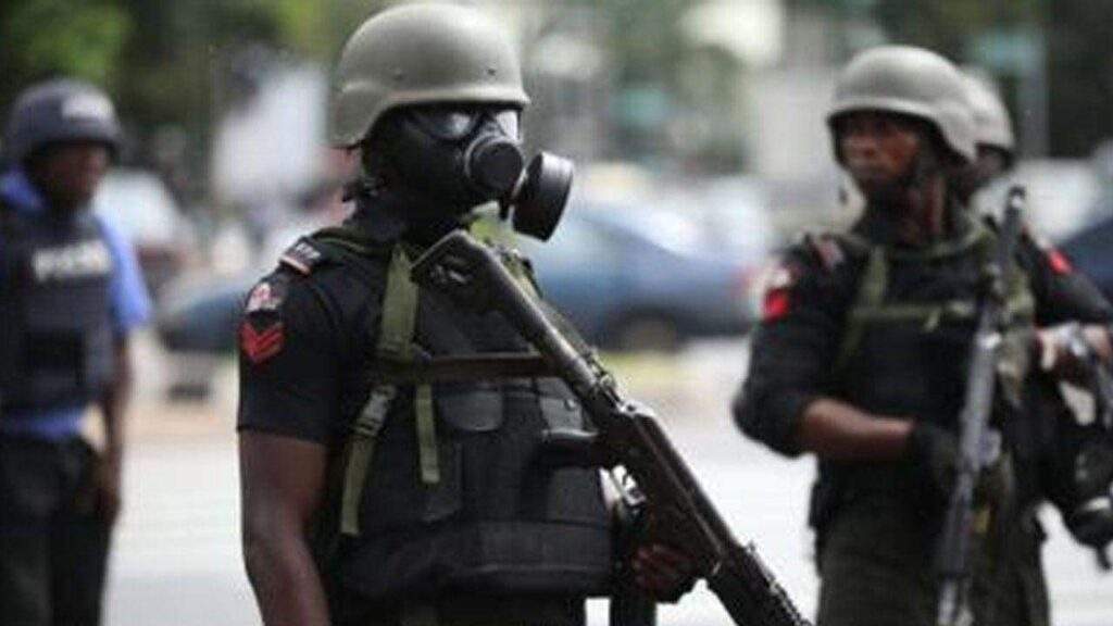 18150 new naira policy police beef up security in banks atm points in bayelsa over destruction