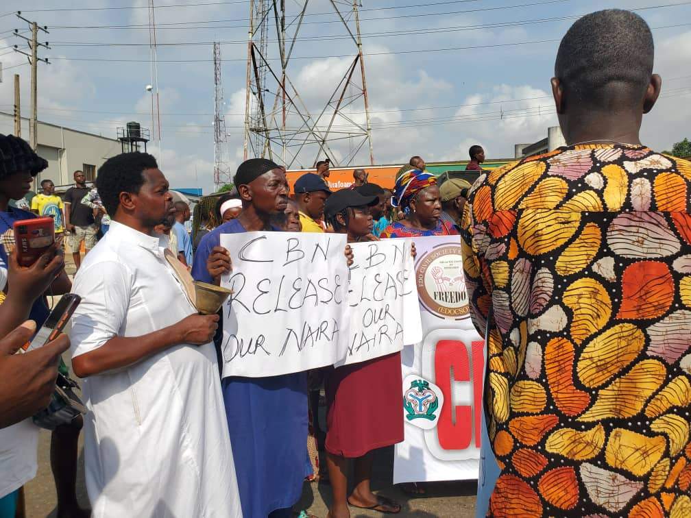 19779 protesters block ore benin expressway over naira scarcity