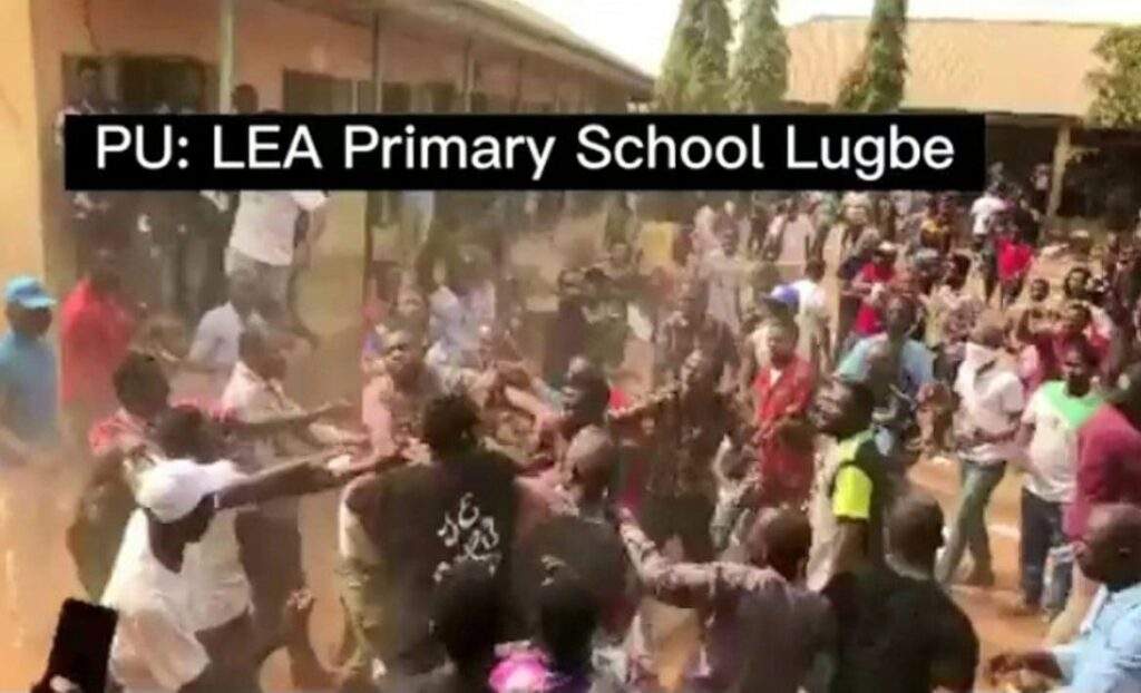 21733 nysc member mobbed in abuja for alleged thumb printing video