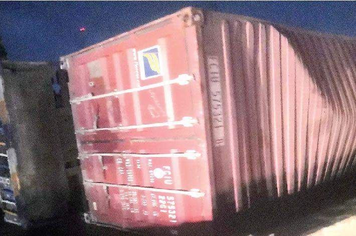 27676 two 20ft containers fall in lagos spill content