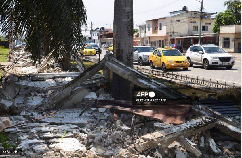 31513 ecuador quake kills 12 people says presidency
