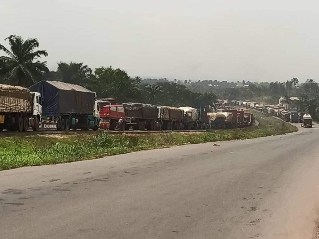 39396 truck drivers accuse security operative of shooting extorting members on enugu ph highway