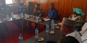 39975 just in igp meets psc chair arase