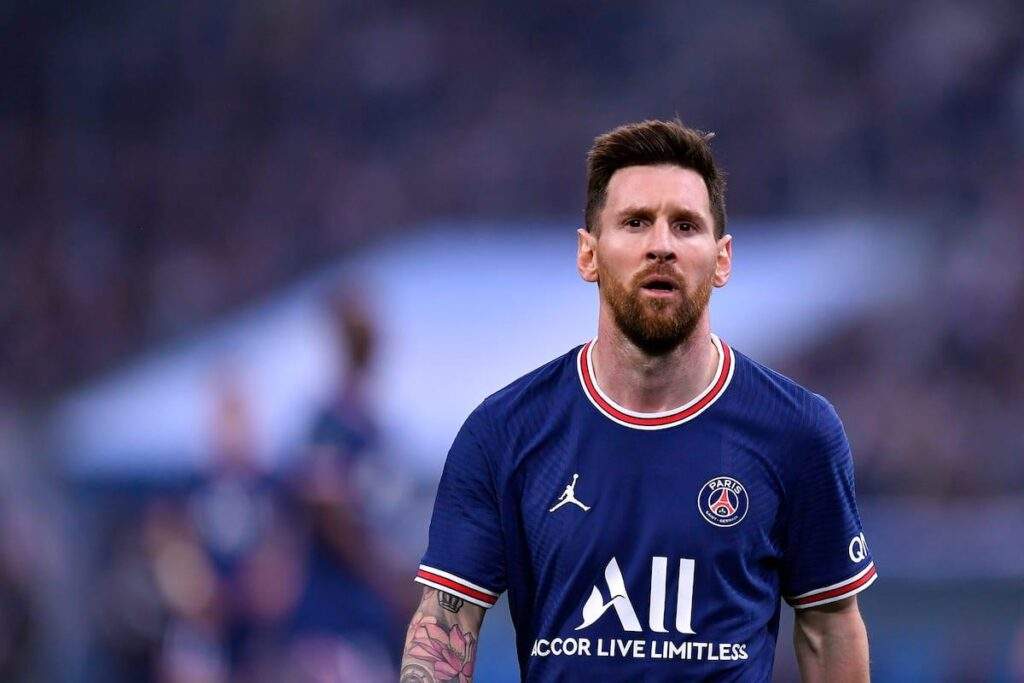 40530 epl messi offered ronaldos no 7 shirt at man utd as ten hag moves for psg superstar