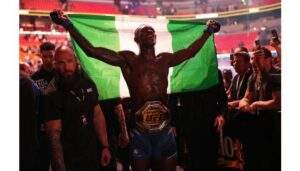 42855 breaking adesanya knocks pereira out reclaims ufc middleweight title