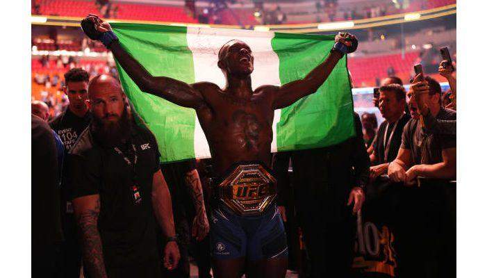 42855 breaking adesanya knocks pereira out reclaims ufc middleweight title