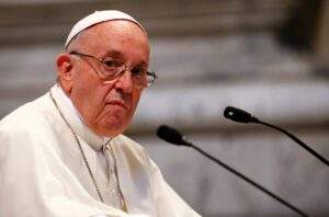 42889 pope francis decries icy winds of war at easter vigil