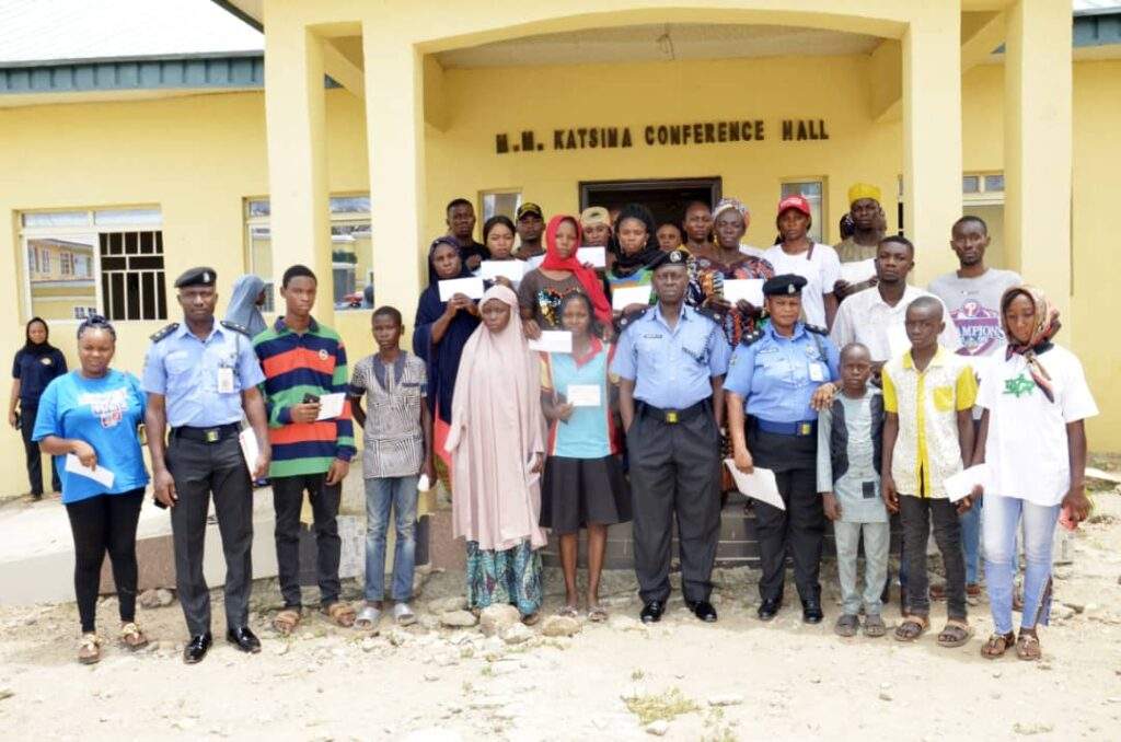 45771 police present n39 8m cheque to families of 25 deceased officers
