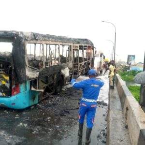 48850 pictorial hoodlums set brt bus on fire in lagos