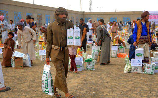49079 yemen stampede during charity distribution kills 85