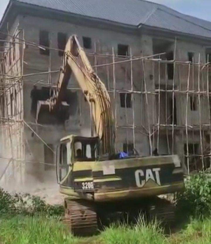 50402 anambra govt demolishes multi million naira building constructed on its land