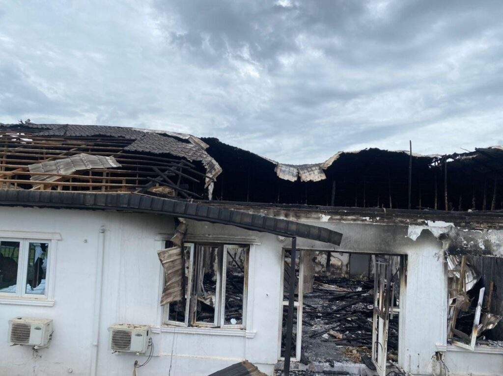 54384 fire razes part of oonis palace