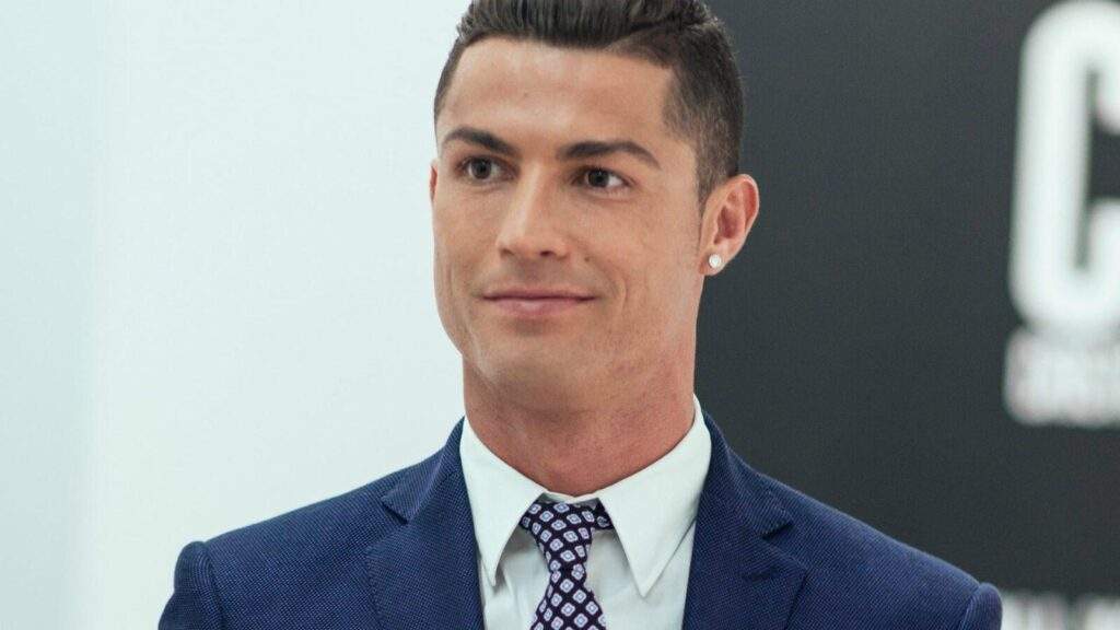 54485 epl one man united always passing the ball to ronaldo to get his praise