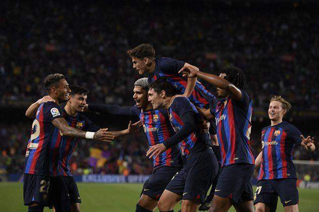 54572 barca romp past betis move closer to la liga title