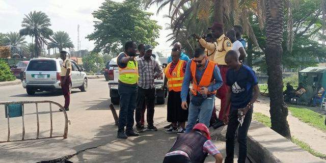 62648 ijora bridge caves in as fg shuts apapa bound lane for public safety