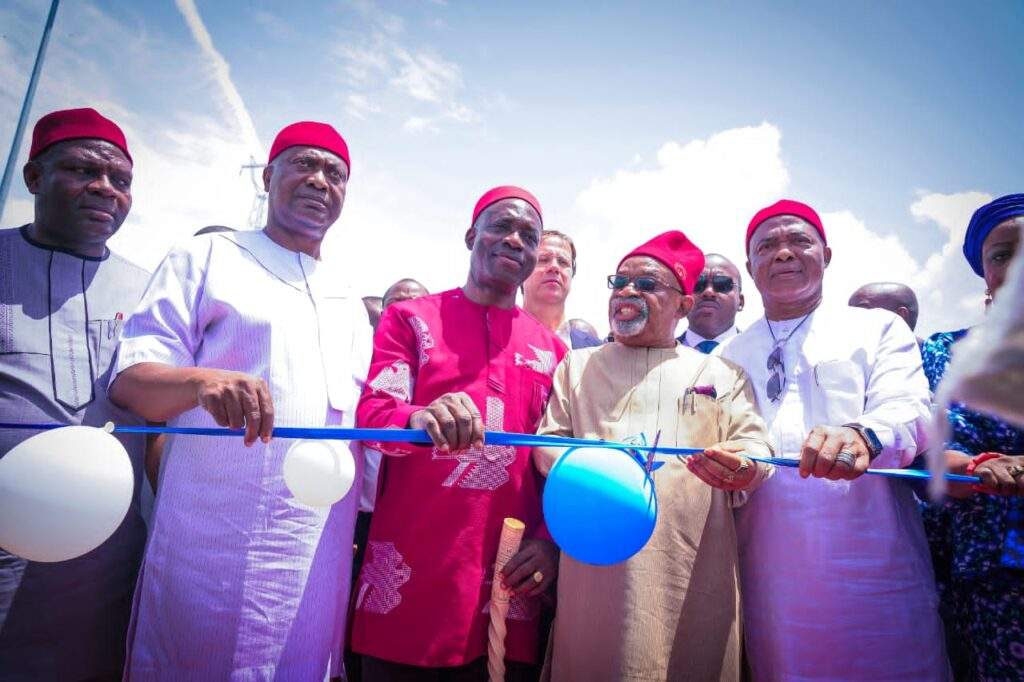 65433 leaders commend buhari as second niger bridge is inaugurated