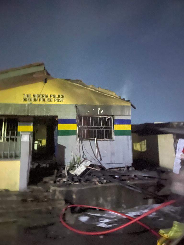 68041 rampaging youths set lagos police post ablaze
