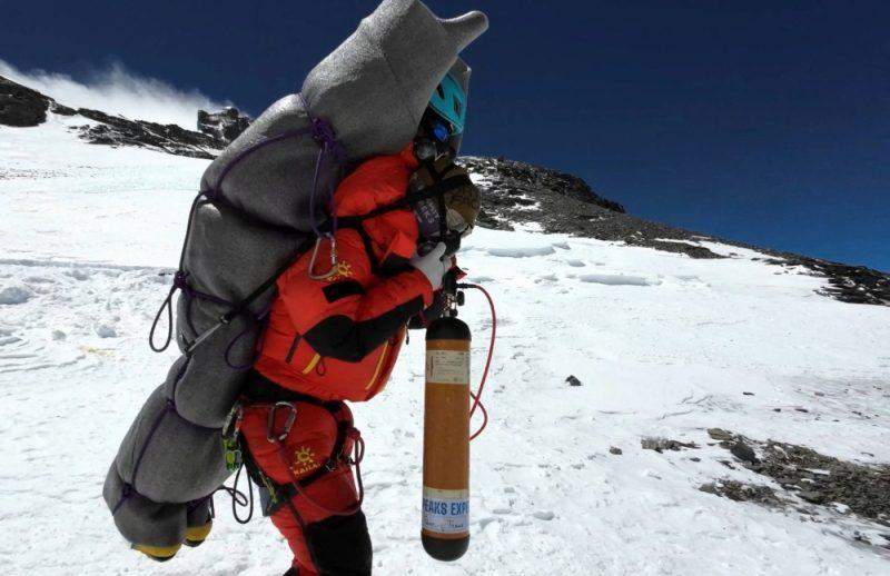 70551 nepali guide rescues climber from everest death zone 70551 nepali guide rescues climber from everest death zone