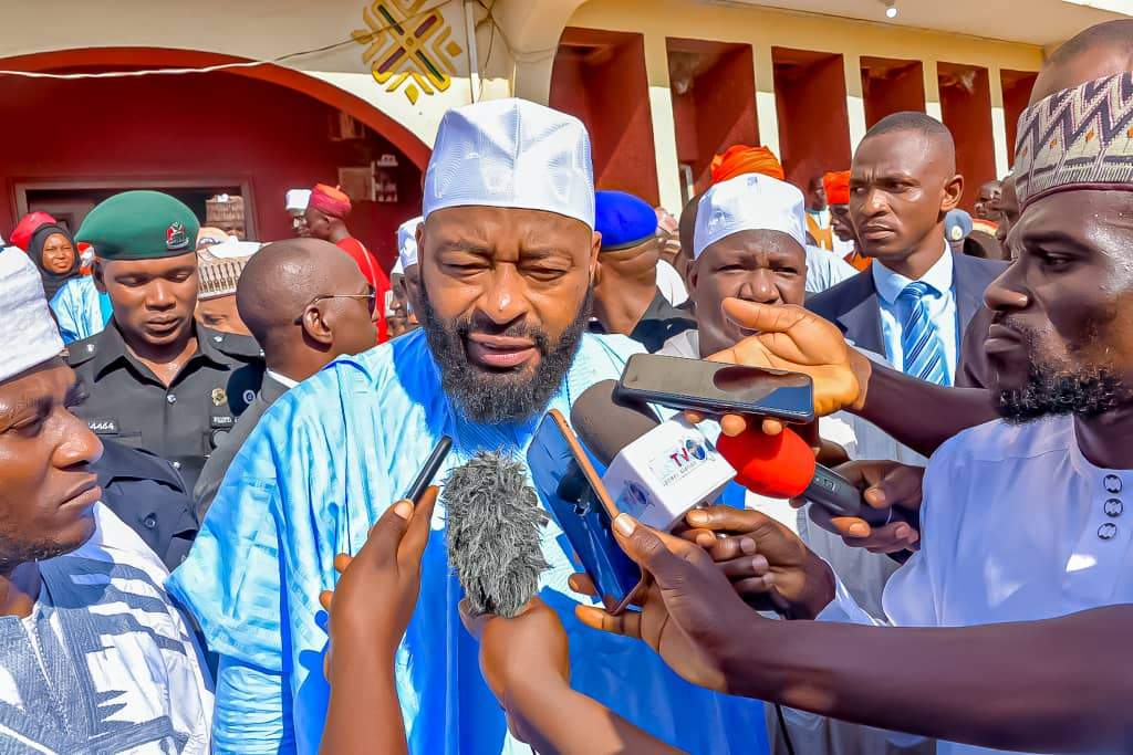 78585 niger gov bago condemns robbery at emirs palace