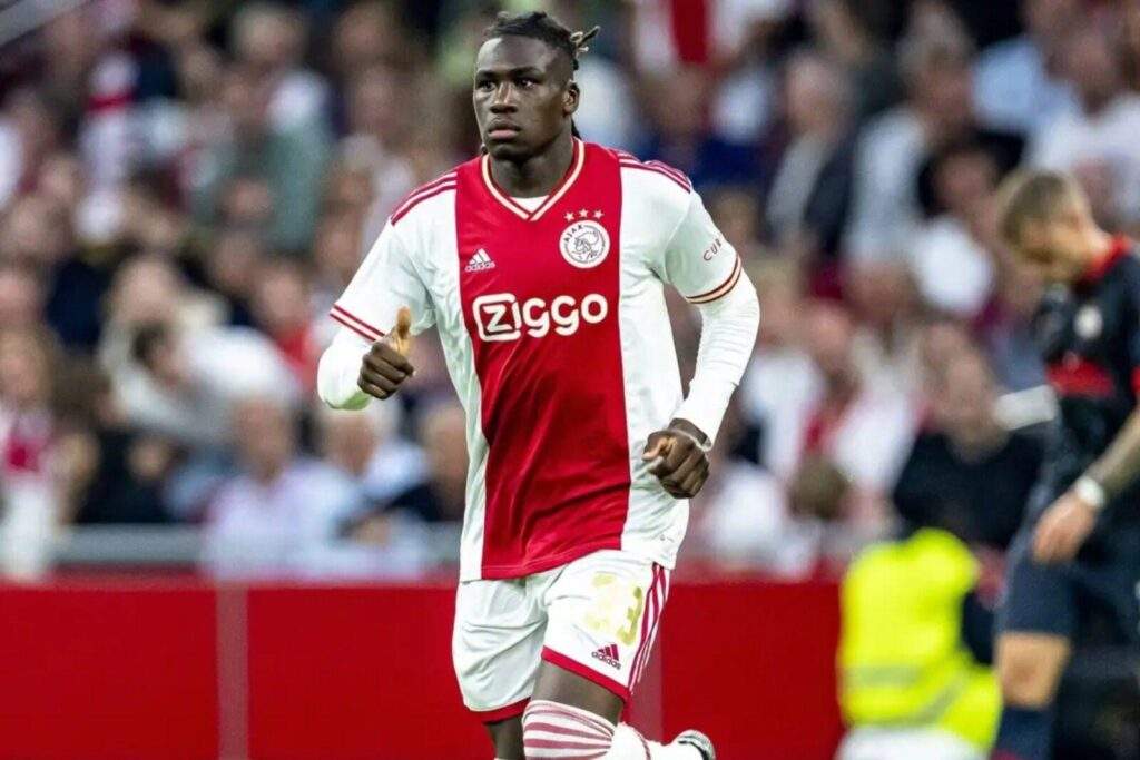 83827 transfer fulham table 15m bid for bassey