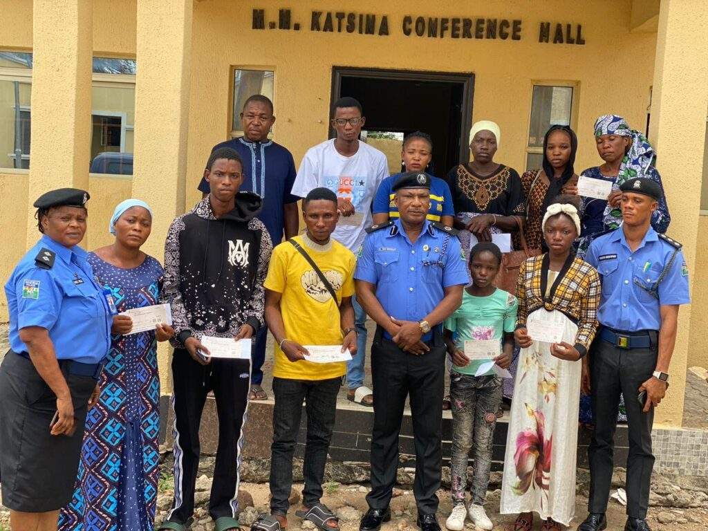 86893 police present n4 7 million cheques to families of eight deceased officers in kogi