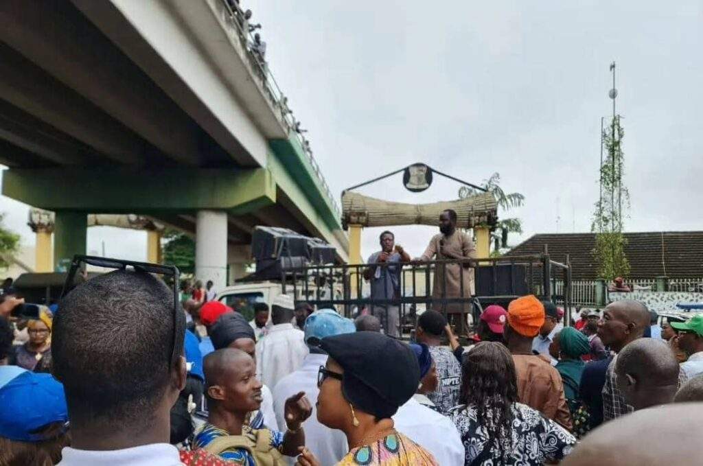 88008 oyo workers block secretariat gate demand palliatives 88008 oyo workers block secretariat gate demand palliatives