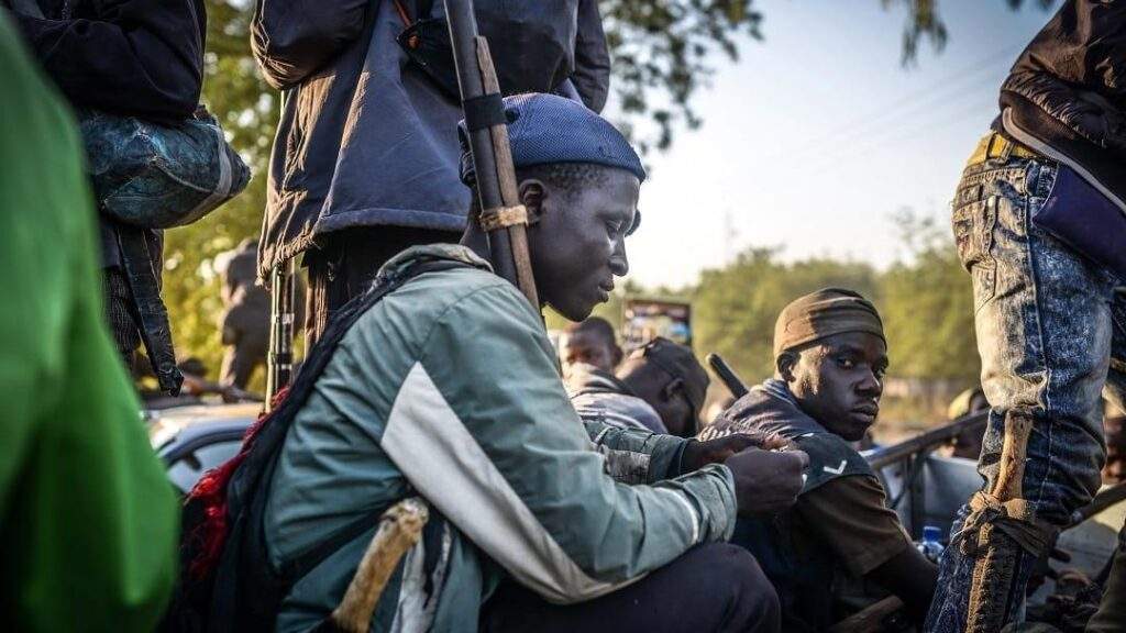 90512 niger coup youths form vigilante groups set roadblocks ahead of military intervention