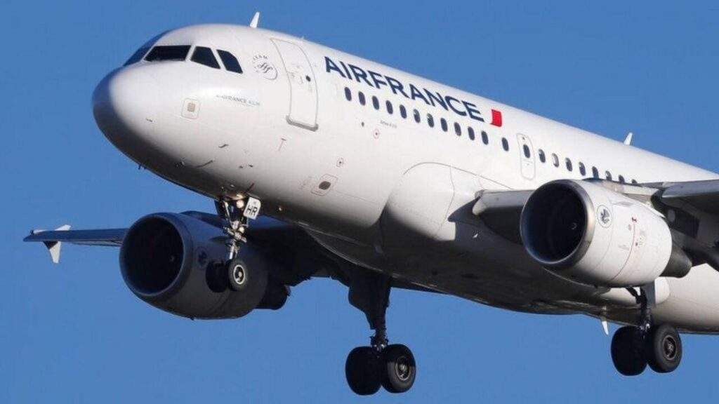 90568 niger airspace closure air france suspends flights to burkina faso mali