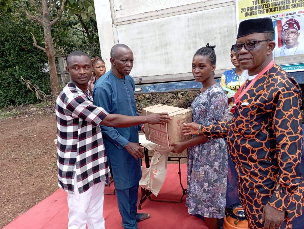 98184 directorate of employment shares starter packs with trainees in ebonyi state 98184 directorate of employment shares starter packs with trainees in ebonyi state