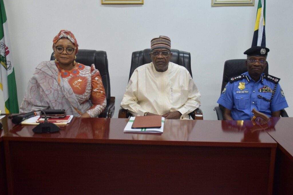 100660 minister seeks rapid response to distress calls by police