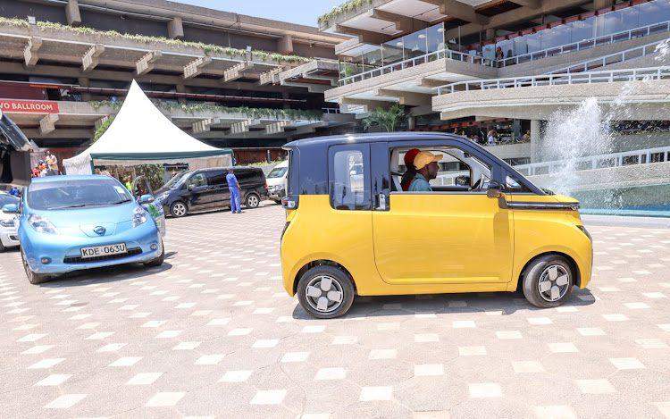 101293 kenyan president drives self in electric car to venue for youth climate assembly