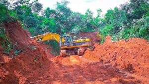 105862 governor soludo intervenes on federal road in anambra state