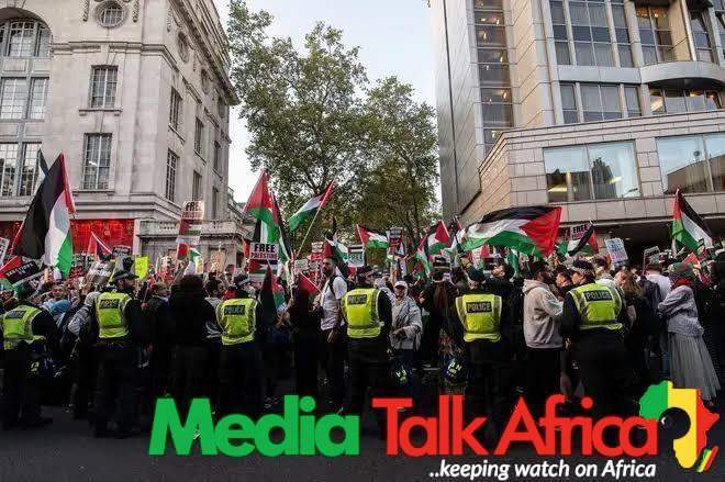 116643 protesters scale town hall in england pulls down israeli flag