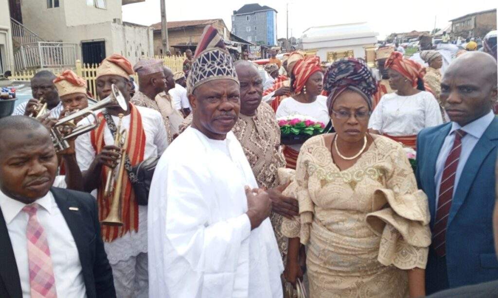 127440 ibikunle amosun honours dying wish of loyal supporter