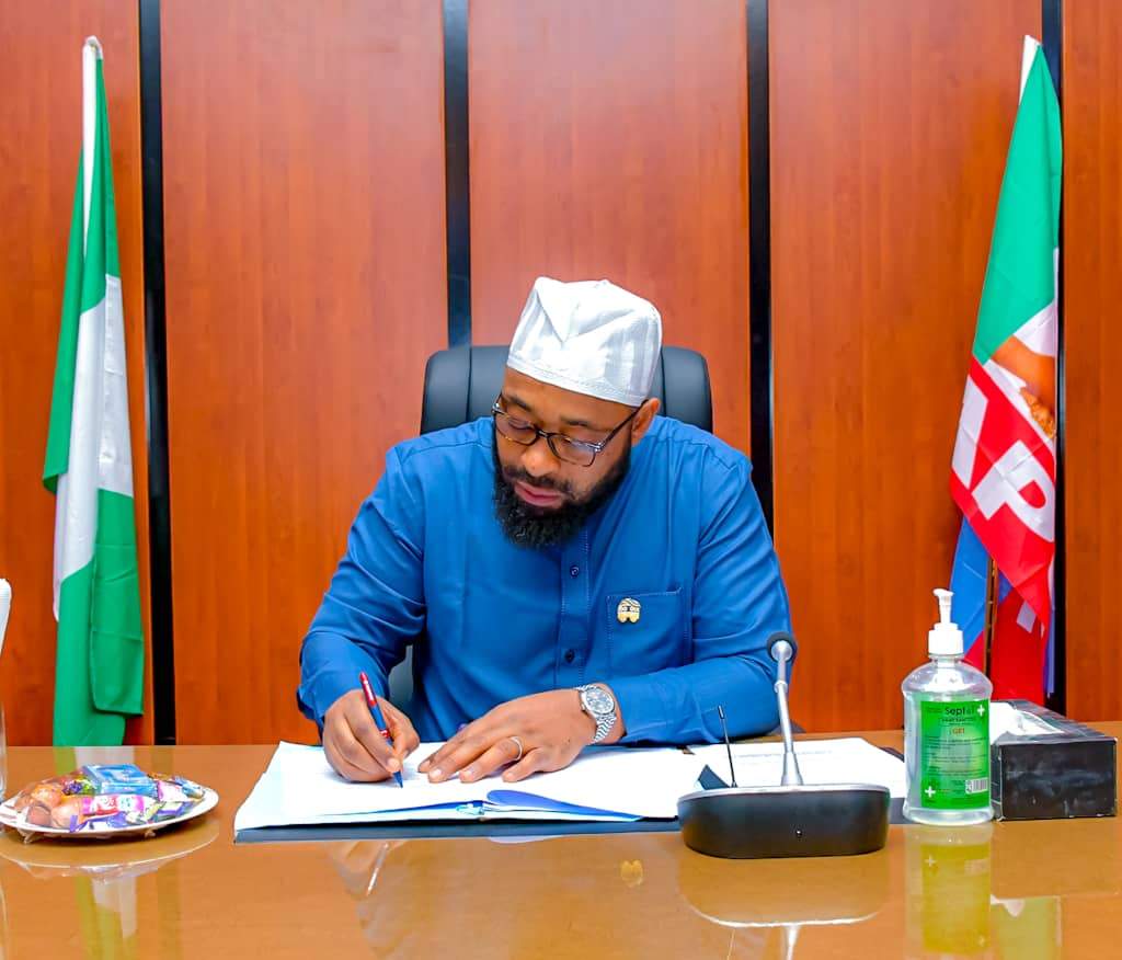 134435 niger state governor mohammed umaru bago signs executive order to drive green economy 134435 niger state governor mohammed umaru bago signs executive order to drive green economy
