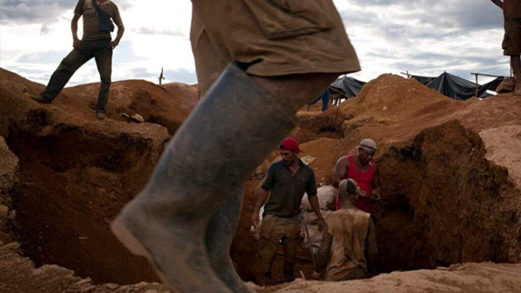 Miners back Nigerian govts clampdown on illegal mining