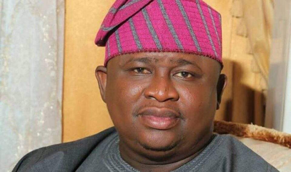 Senator empowers 5000 Ogun traders with grants