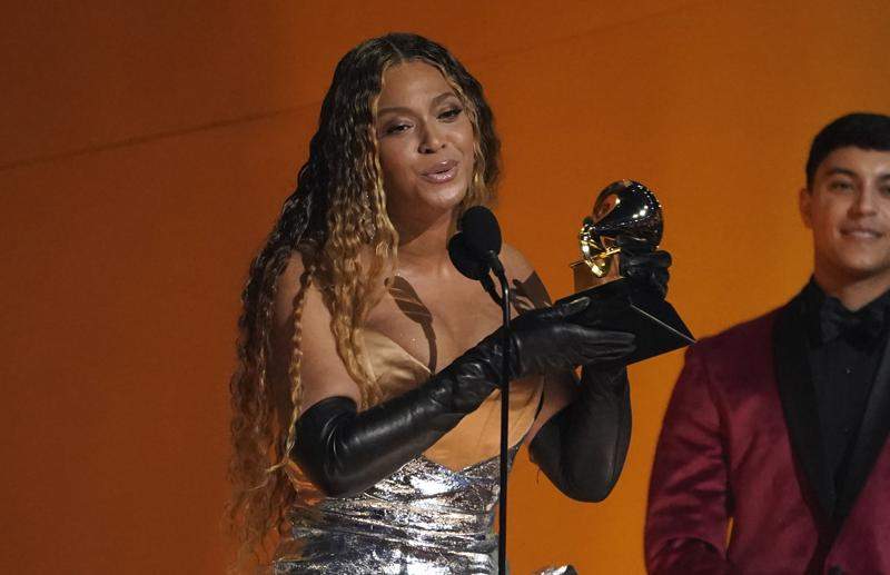 Beyonces ‘Texas Hold ‘Em tops Billboard Hot 100 chart —