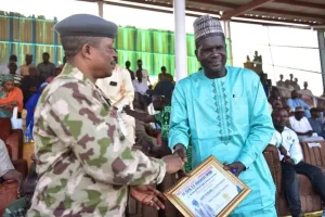 El Kanemi Warriors Coach Zubairu Bags Excellence Award 300x200