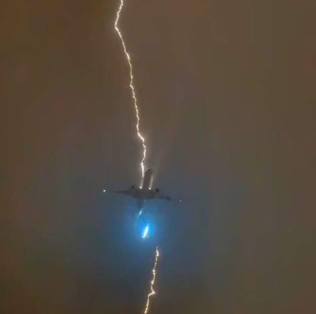 Viral Video Lightning Strikes Plane Mid Flight with 400 Passengers