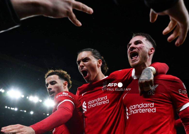 Arsenal and Manchester City Chase Liverpool in Title Race