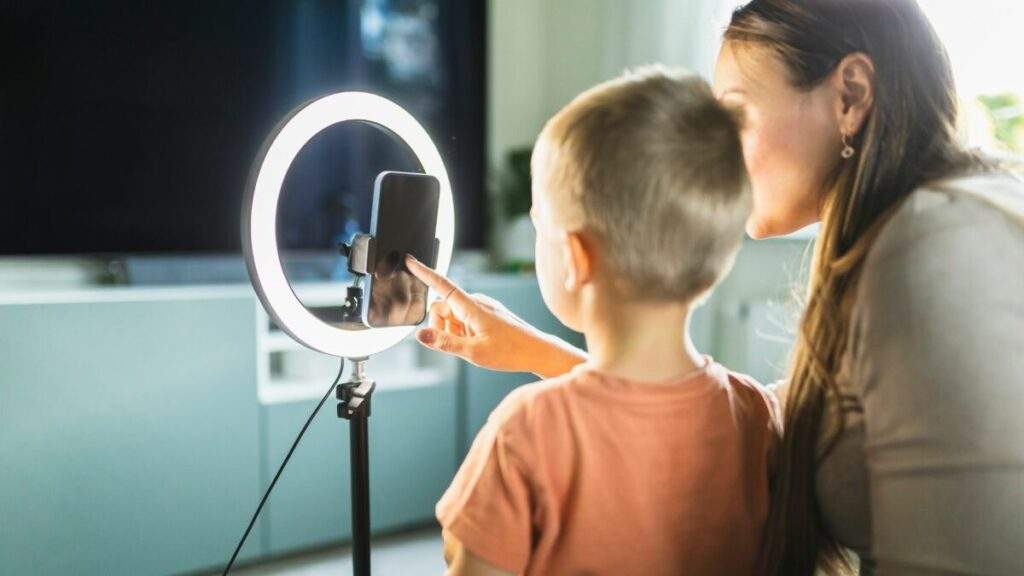 Illinois Passes Law Protecting Child Influencers, Requires Compensation for Online