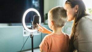 Illinois Passes Law Protecting Child Influencers, Requires Compensation for Online