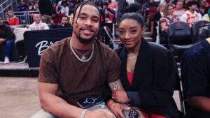 Jonathan Owens Cheering On Wife Simone Biles At 2024 Paris 300x169