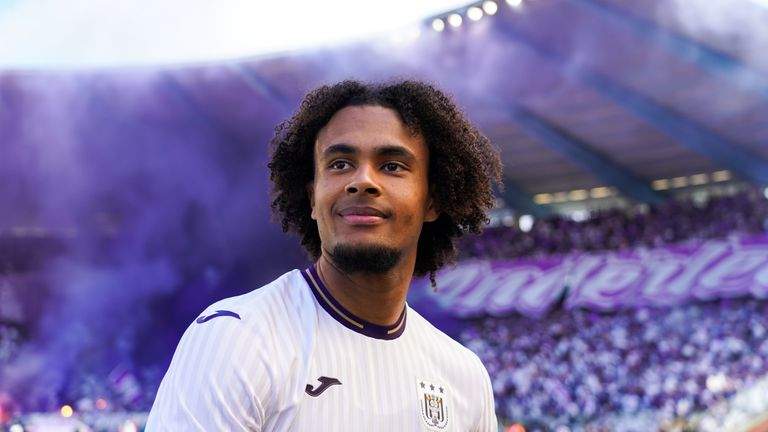 Manchester United's Joshua Zirkzee Ready to Win Trophies with Red