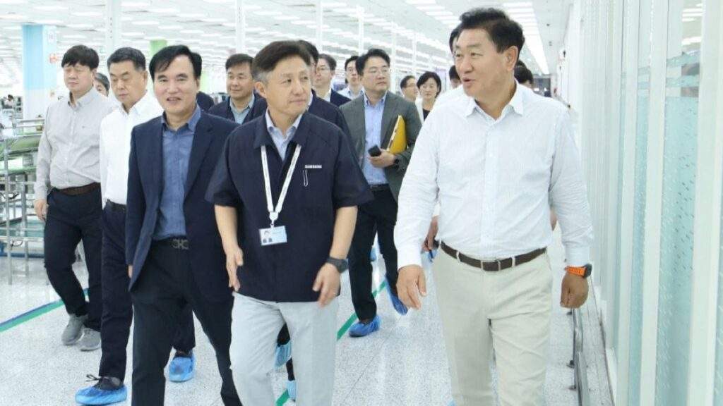 Samsung Vice Chairman Visits Noida Factory, Praises India's Growing Importance