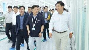 Samsung Vice Chairman Visits Noida Factory, Praises India's Growing Importance