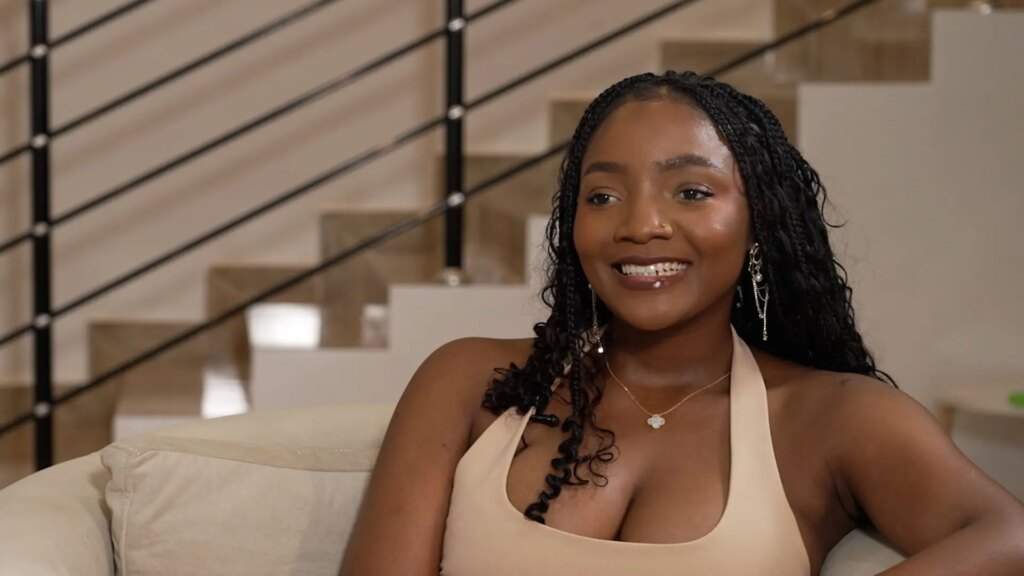 Simi Makes U Turn, Admits Comment About Not Listening to Other
